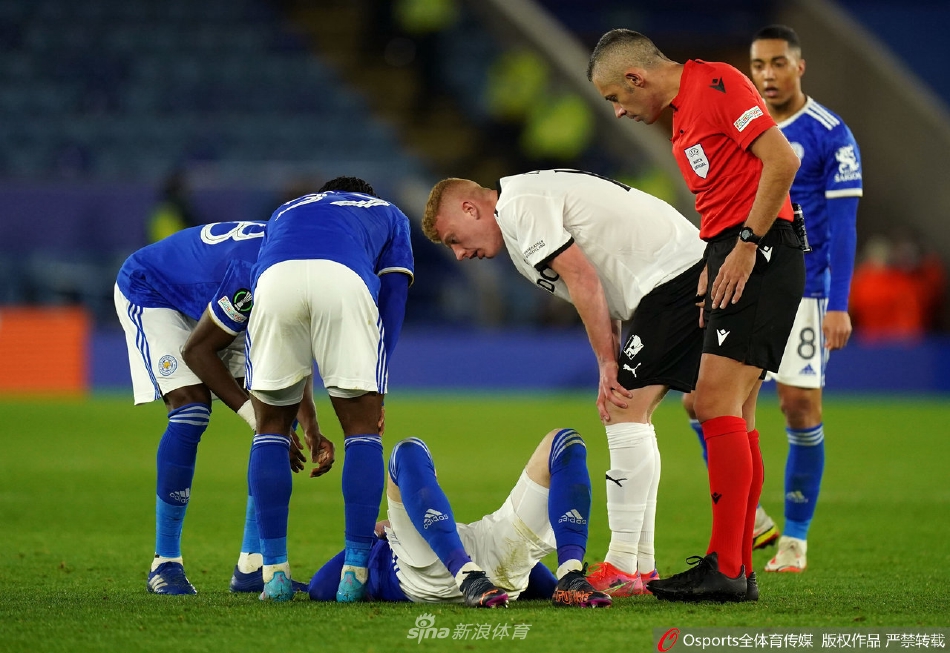 皇权球场看台化身蓝色海洋，数万球迷高举围巾为胜利欢呼雀跃。