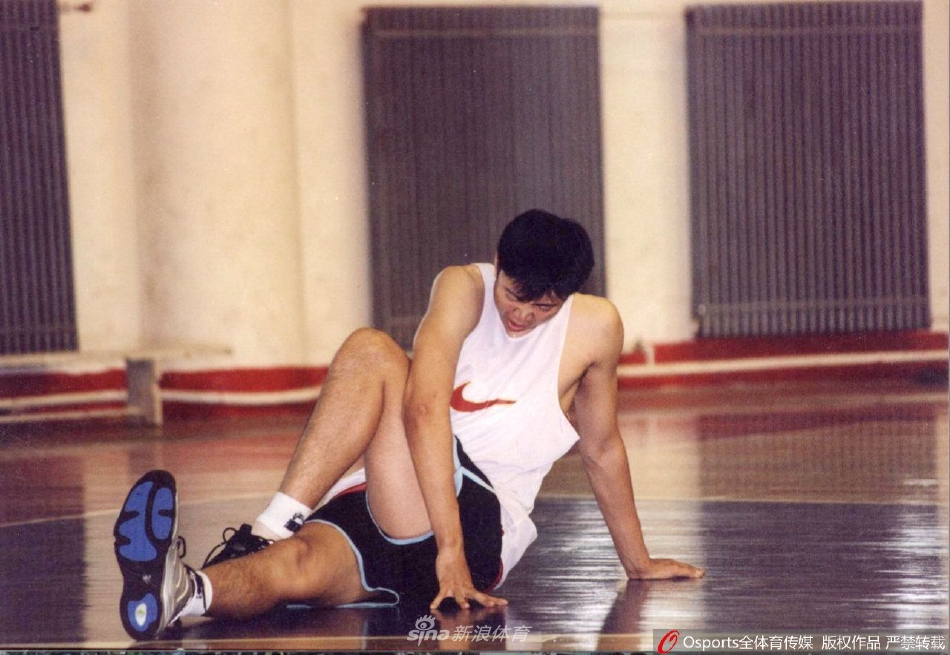 身穿八一队红色战袍的少年王治郅,眼神清澈而坚定,在球场边线驻足,仿佛在眺望自己即将征服的广阔天地