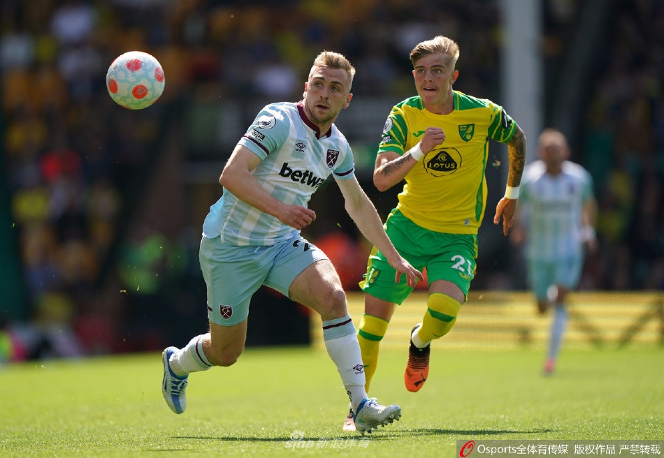 安东尼奥霸气头槌破网瞬间，他如雄鹰展翅般高高跃起，将皮球狠狠砸入诺维奇球门左下角。