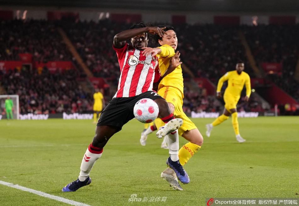 利物浦门将飞身侧扑，单掌将势在必得的射门拒之门外，动作舒展如鹰击长空