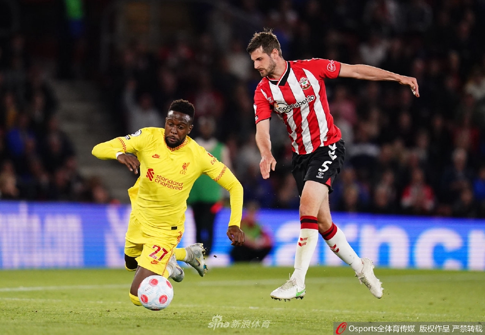 比赛终场哨响瞬间，双方球员神情迥异，或仰天叹息或击掌相庆，背景是逐渐散去的喧嚣看台