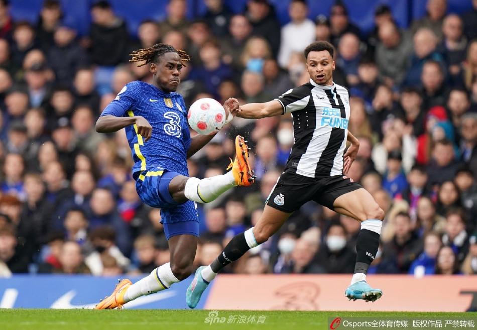 绝杀英雄哈弗茨张开双臂激情奔跑庆祝，背景是陷入狂喜的蓝色看台，这一刻他成为了斯坦福桥的救世主。