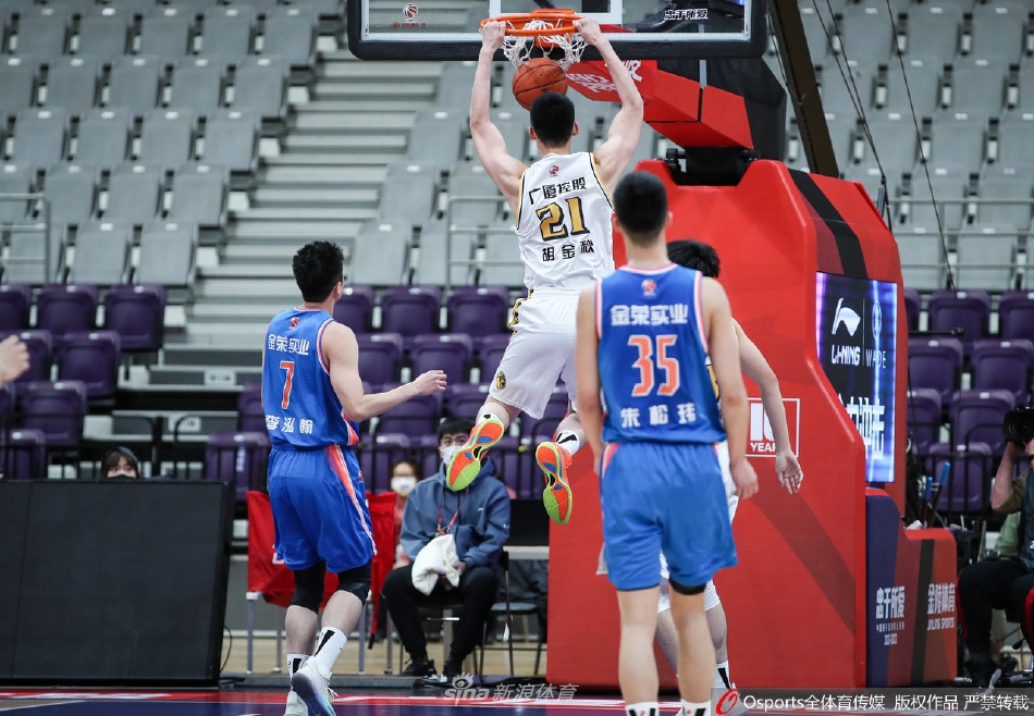 四川队核心朱松玮持球突破，面对广厦队球员胡金秋的正面拦截，他眼神坚定，试图用灵活的步伐撕开对手严密的防守网。