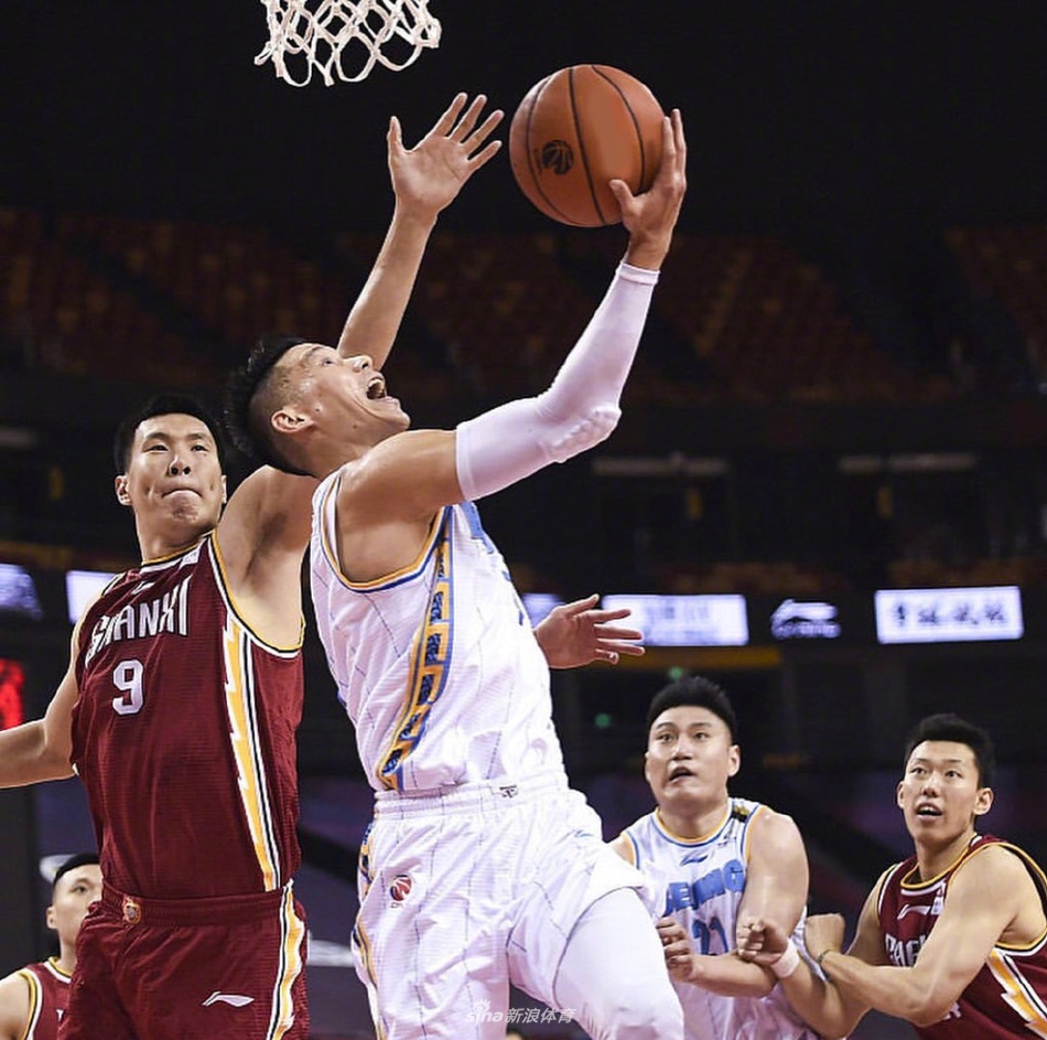 训练馆里，林书豪赤裸上身进行力量训练，肌肉线条分明，表情专注而痛苦，每一滴汗水都在浇灌着通往六连胜的道路