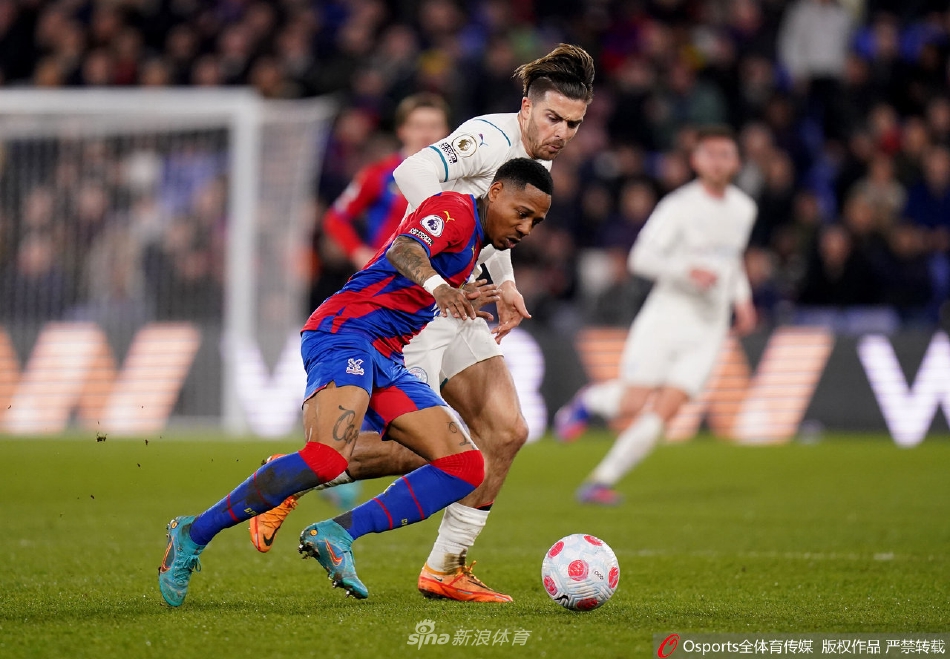 比赛结束后，曼城中场核心德布劳内神情落寞，手扶膝盖望向远方，对未能全取三分感到深深无奈。