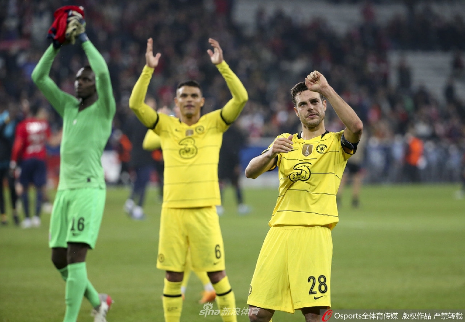 里尔队伊尔马兹主罚点球瞬间，他眼神专注，助跑有力，皮球如炮弹般直窜网窝，门迪虽判断对方向却难以触及