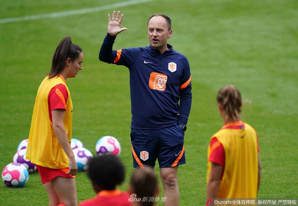 夕阳下球员拉伸放松，金色光芒洒满训练场宁静而美好