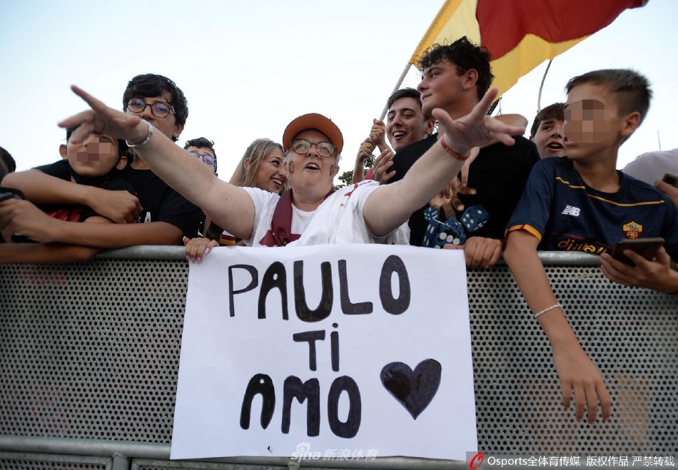 迪巴拉与主帅穆里尼奥并肩而立，在炫目的灯光下共同接受罗马城的致敬