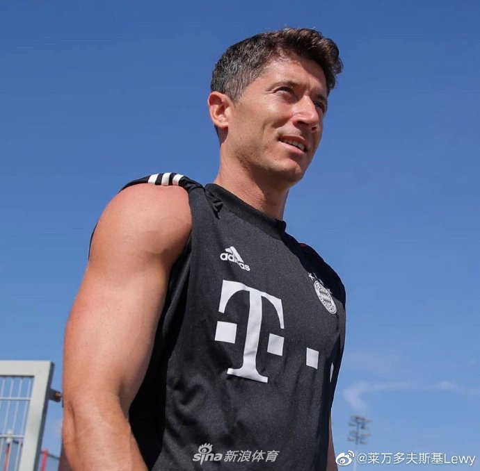 训练场上莱万正在进行标志性的盘带练习，足球仿佛与他脚步合一，展现出顶级的球感与控制力。