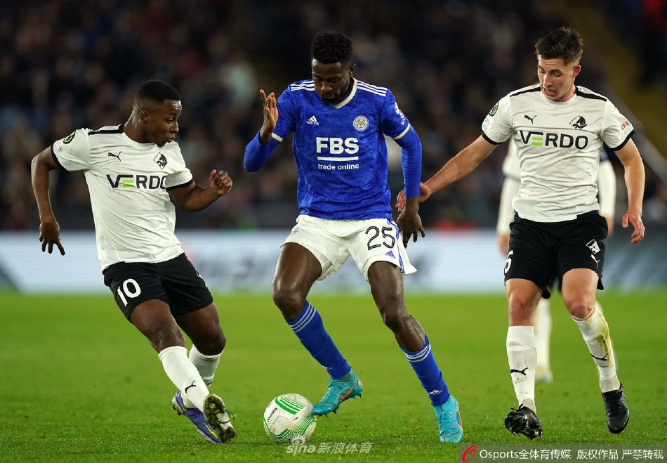 莱斯特城众将激情相拥庆祝进球，蓝色狂潮席卷绿茵场。