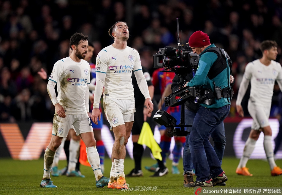 德布劳内带球突破水晶宫中场球员的贴身盯防，试图为停滞的进攻寻找突破口，展现其卓越的脚下技术。