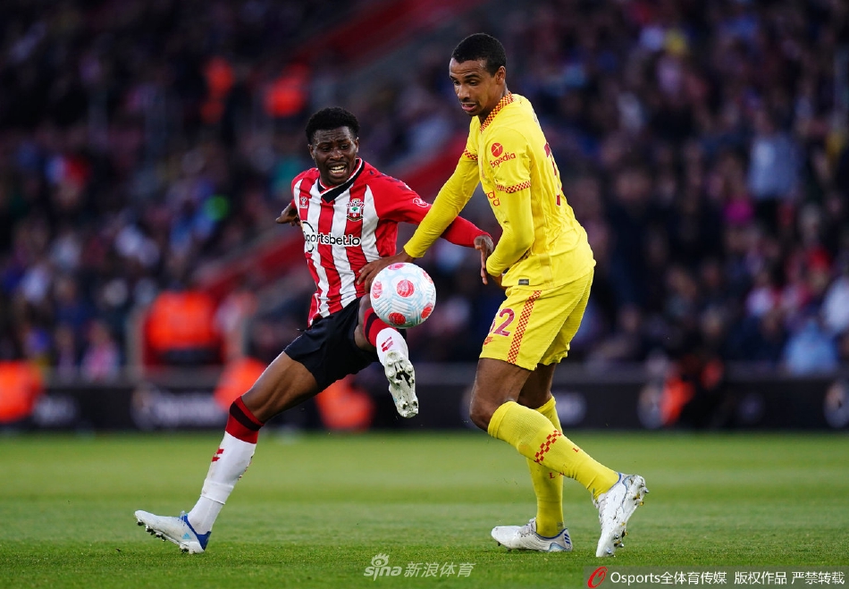 红军球员激情庆祝进球，彼此拥抱呐喊，身后是看台上茫茫多的主场球迷与交织的失望与希望