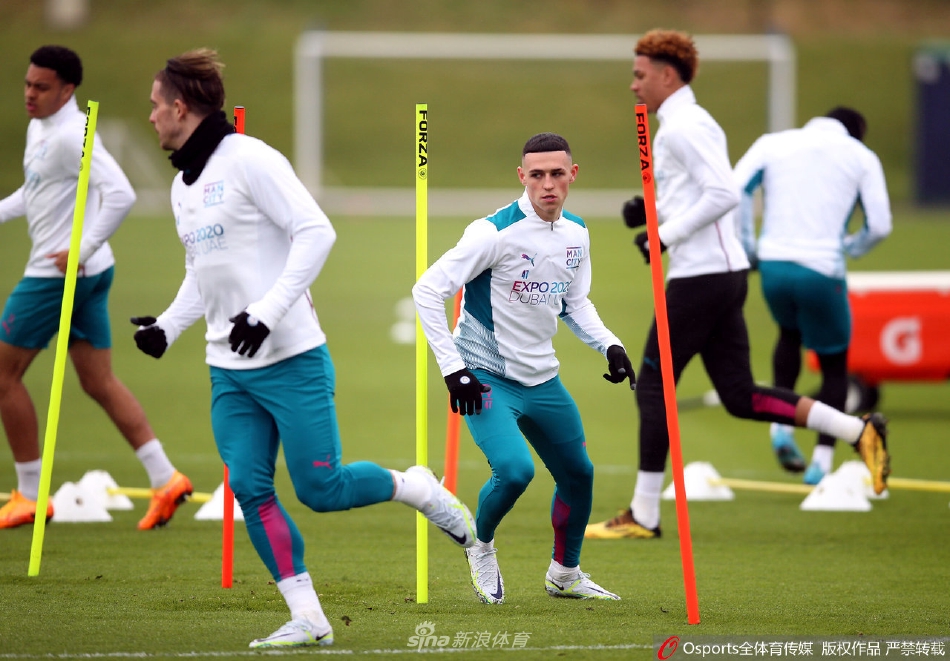 曼城众将在绿茵场上进行战术跑位训练，全神贯注地执行教练的每一项部署。