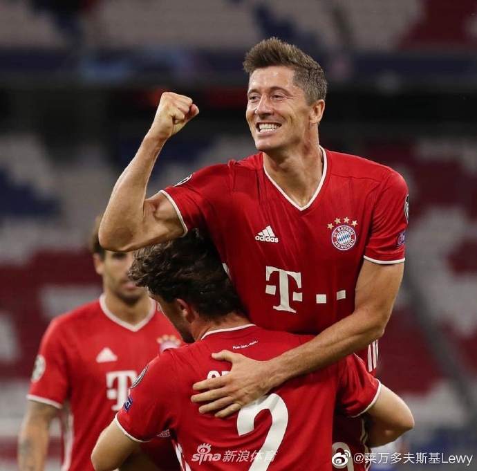 完成一组高强度训练后，莱万露出轻松的微笑，自信从容的姿态彰显出他对新赛季的十足把握。