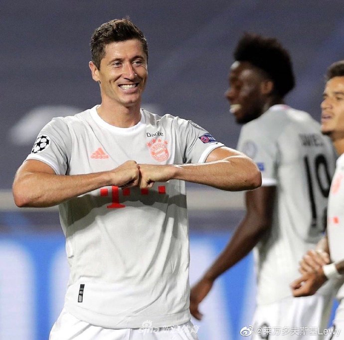 夕阳余晖洒在训练场上，莱万独自加练射门，足球应声入网的瞬间被定格，象征着新赛季进球账户已然开启。