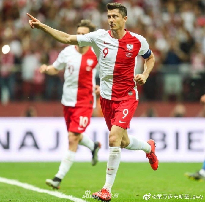 神情专注的莱万，身着波兰白色战袍，在训练中目光如炬，每一次触球都倾注着对国家队的无限热忱。