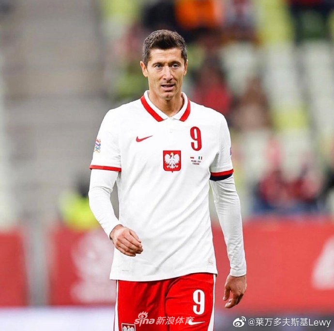 训练场上，莱万露出难得的轻松笑容，与队友融洽相处。这抹笑容背后，是他对国家队的归属感和兄弟般的情谊。