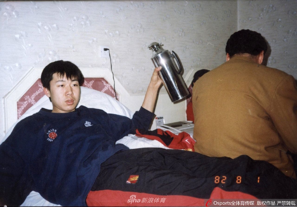 身披国家队战袍的王治郅在亚特兰大奥运会上腾空而起,面对身高马大的美国中锋大卫·罗宾逊,毫不畏惧地送出一记惊天大帽