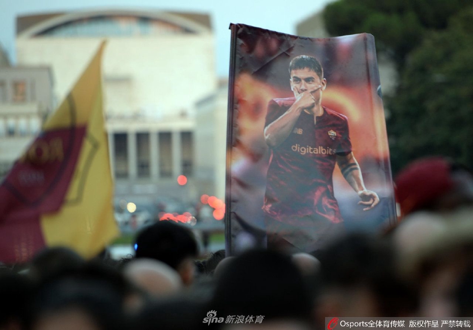 迪巴拉面对如林的手机镜头与呐喊的球迷，露出感动而略显腼腆的笑容