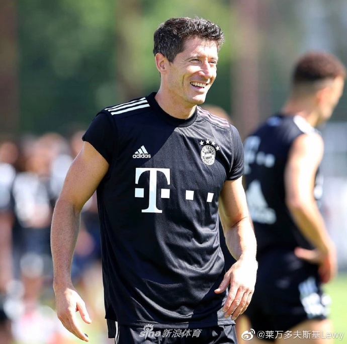 在力量房中进行核心训练的莱万，发达的肌肉群如同古希腊雕塑，展现了职业球员对身体管理的极致苛求。