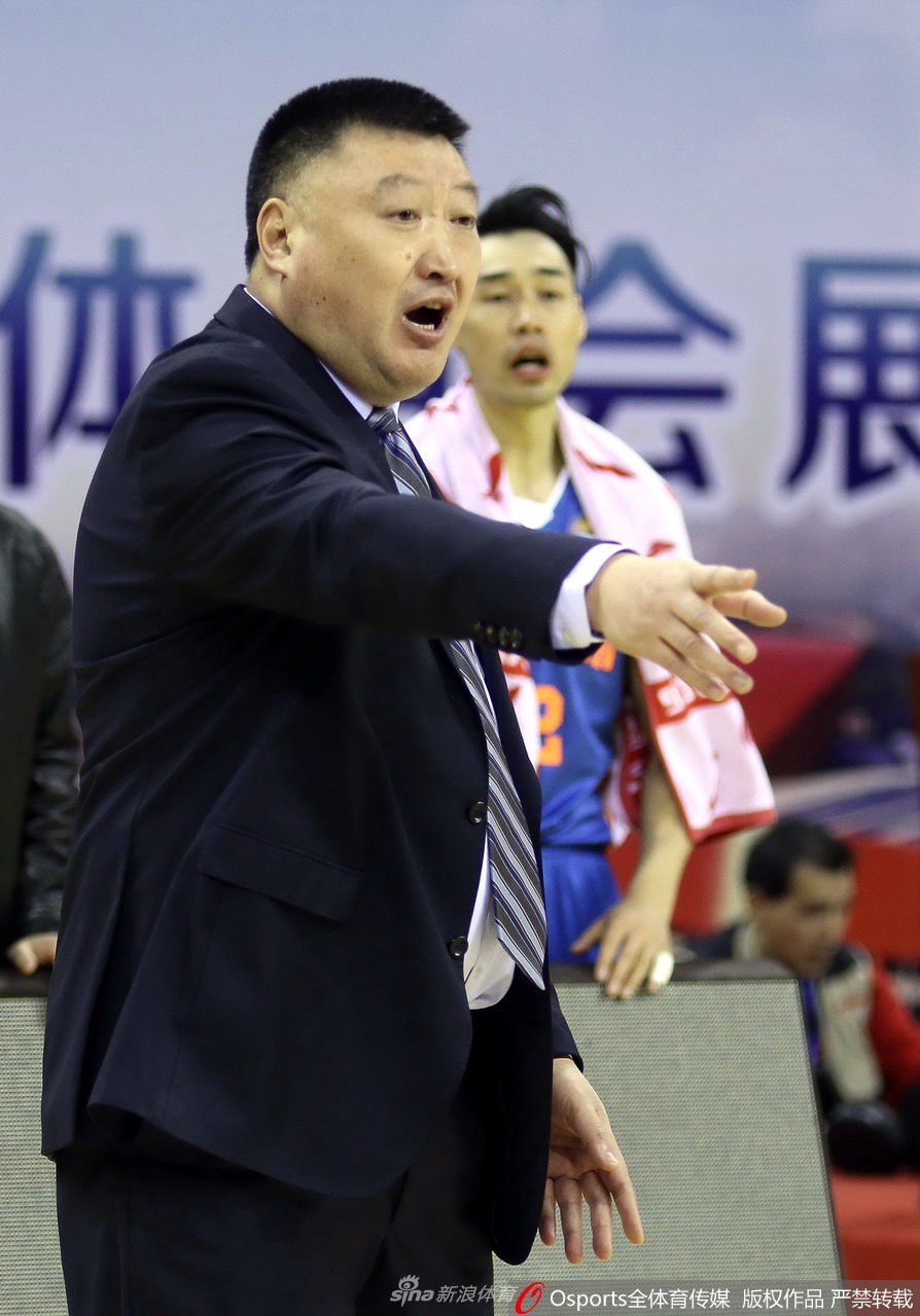 杨学增在场边激情指挥，手臂高高扬起，仿佛要将他几十年的篮球智慧和必胜信念，全部传递给场上的每一位队员
