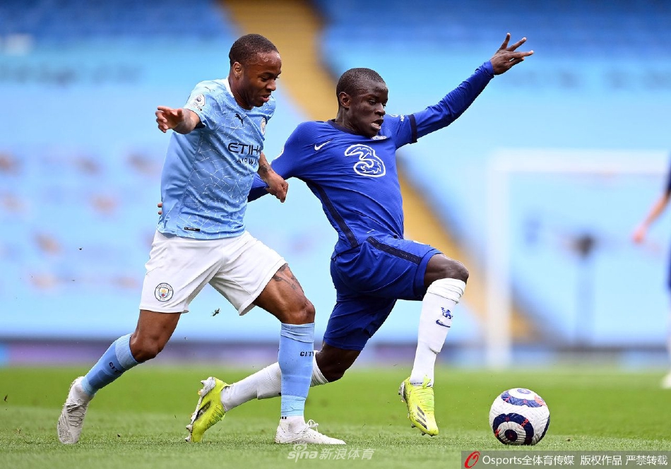 斯特林独自站立在斯坦福桥球场中央，仰望看台憧憬未来