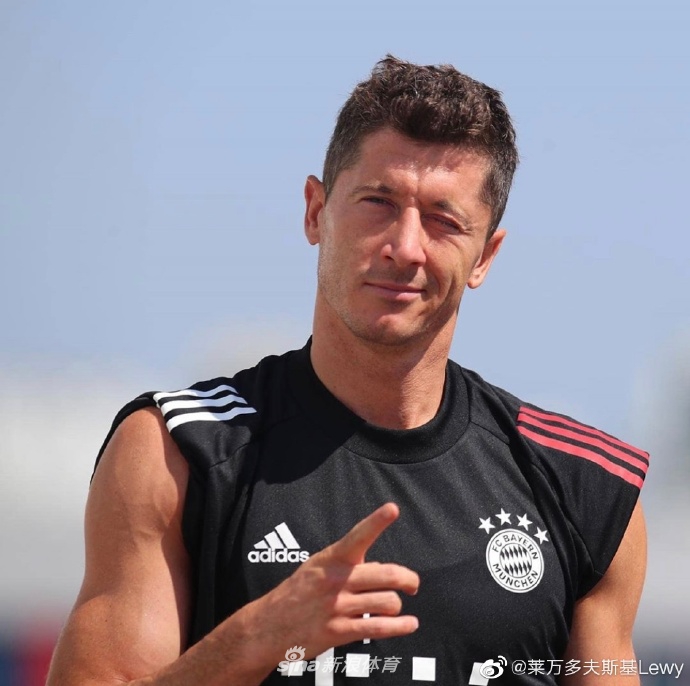 莱万与队友进行传接球配合训练，专注的神情显示出他对新赛季战术体系的深度融入与理解。