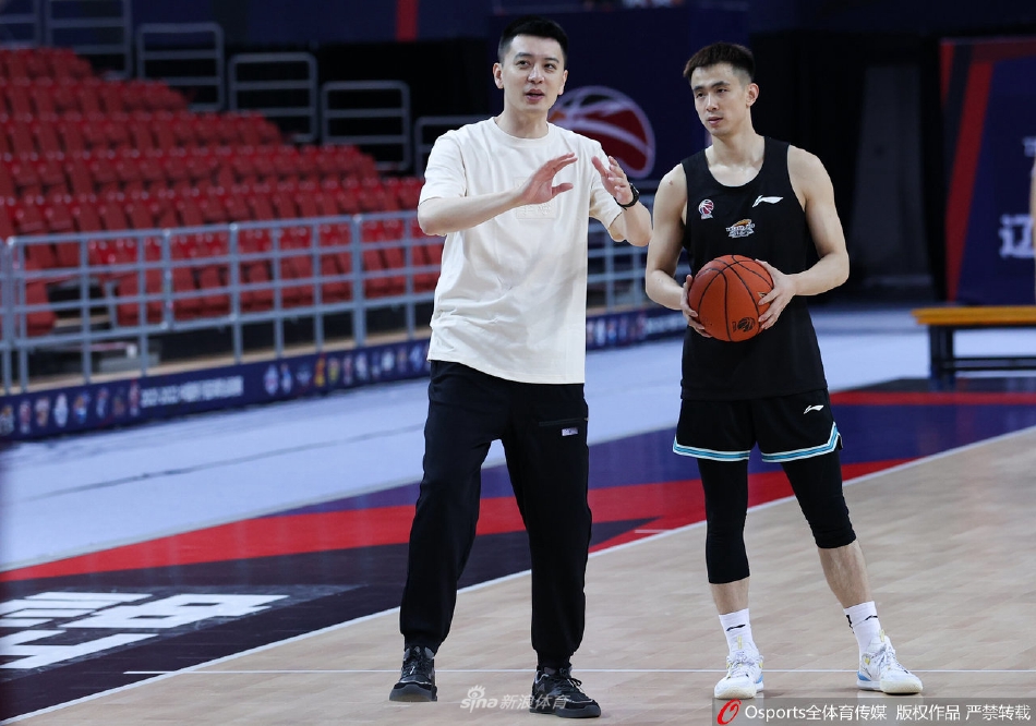 赵继伟在三分线外张手投篮，球在空中划出完美弧线，旁边的杨鸣和队友驻足观看，仿佛已经听到了总决赛篮网被刷响的声音