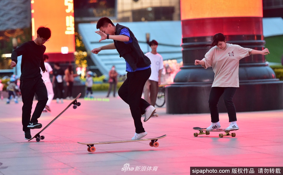 夜晚街头滑板运动 潮流时尚年轻人们秀技巧