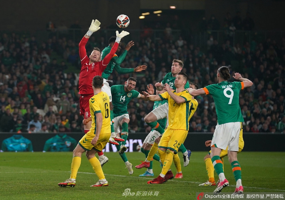 主帅的凝视与思索：爱尔兰队主教练肯尼站在场边，神情专注地观察比赛，思考着下一步的调整