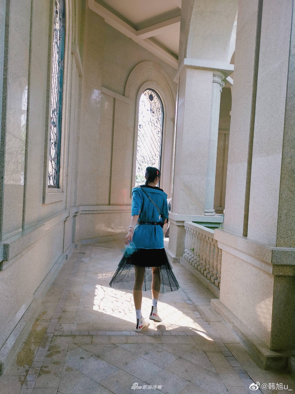 韩旭身穿时尚装扮，微微侧身面对镜头，超高挑的身材将简约服饰穿出超模范儿，一双大长腿在镜头下格外吸睛。