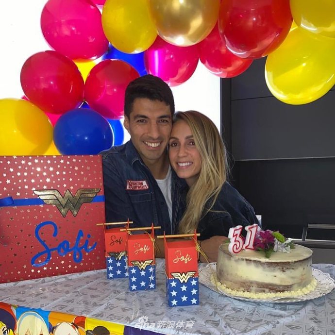 在这个特别的日子里，寿星索菲亚面前摆着精致的蛋糕，她双手合十闭眼许愿，身旁的苏亚雷斯和孩子们满眼爱意地注视着她，画面温馨而动人