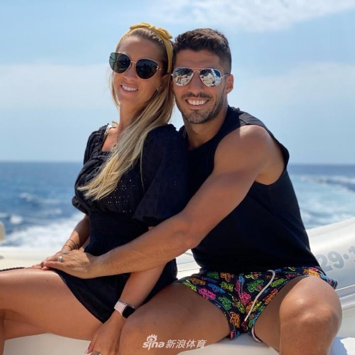 一家五口紧紧相依，苏亚雷斯和索菲亚被三个可爱的孩子包围，孩子们对着镜头做出俏皮的表情，这帧画面完美诠释了家庭港湾的温暖与圆满