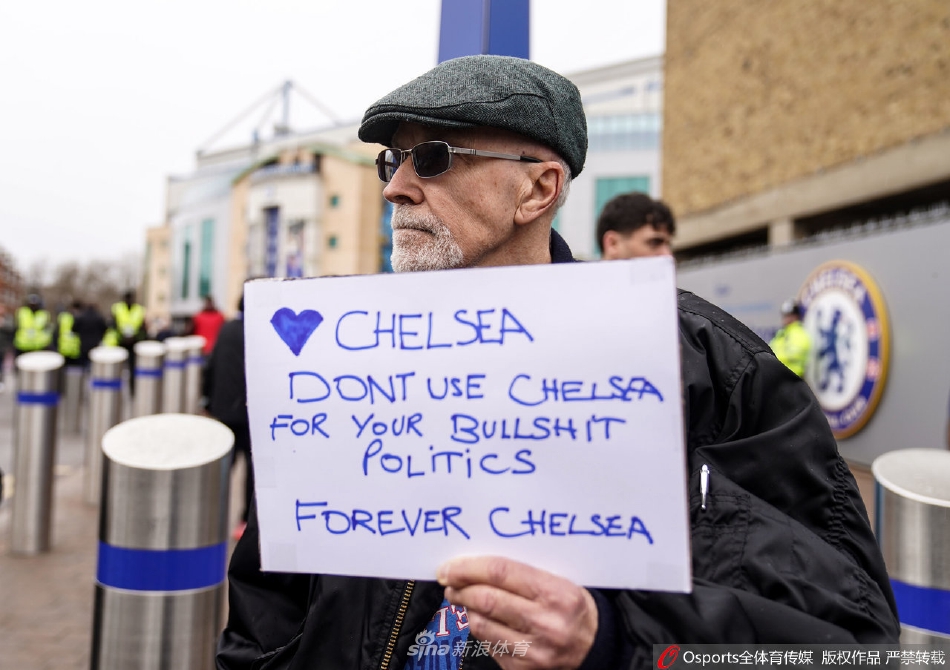 切尔西球员在中场与对手激烈拼抢，蓝衣与黑白间条衫交织在一起，争夺着球场的控制权。