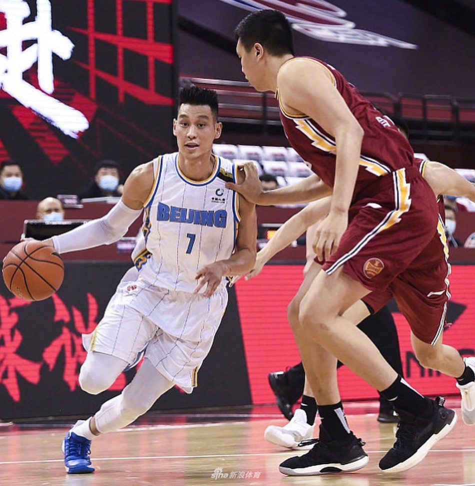 林书豪手捧精致的青花瓷茶杯，闭眼轻嗅茶香，卸下战袍的他脸上洋溢着孩子般满足的微笑，享受着难得的宁静午后