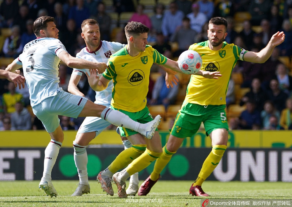 比赛终场哨响，诺维奇球员黯然离场，而西汉姆联球员则走向客队看台，向远道而来的球迷鼓掌致谢，形成鲜明对比。