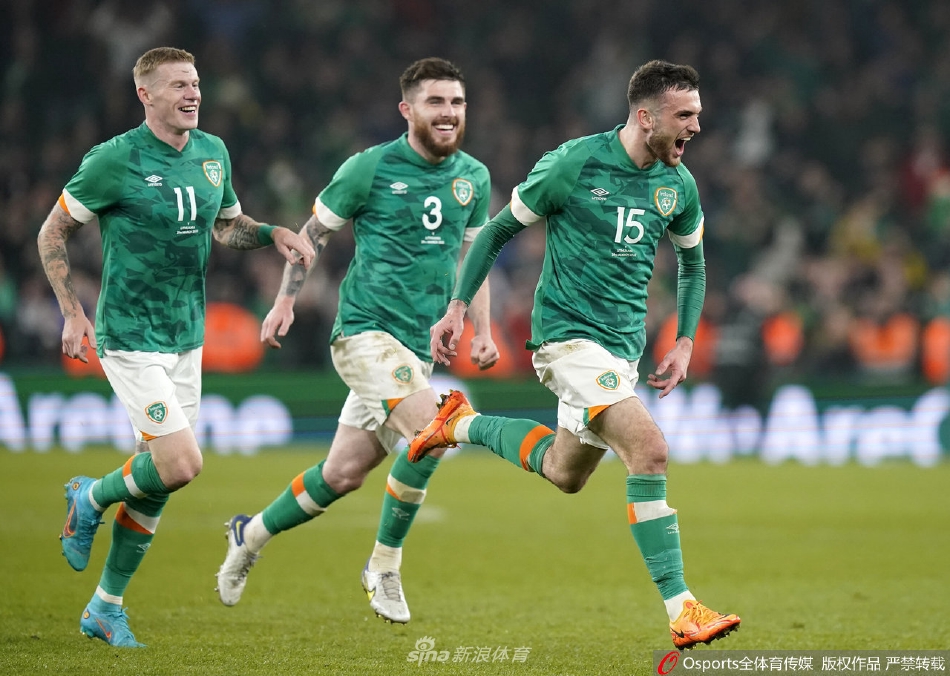 团队协作的闪光：爱尔兰队员在角球进攻中默契跑位，多名球员冲向落点，准备合力攻击立陶宛队球门