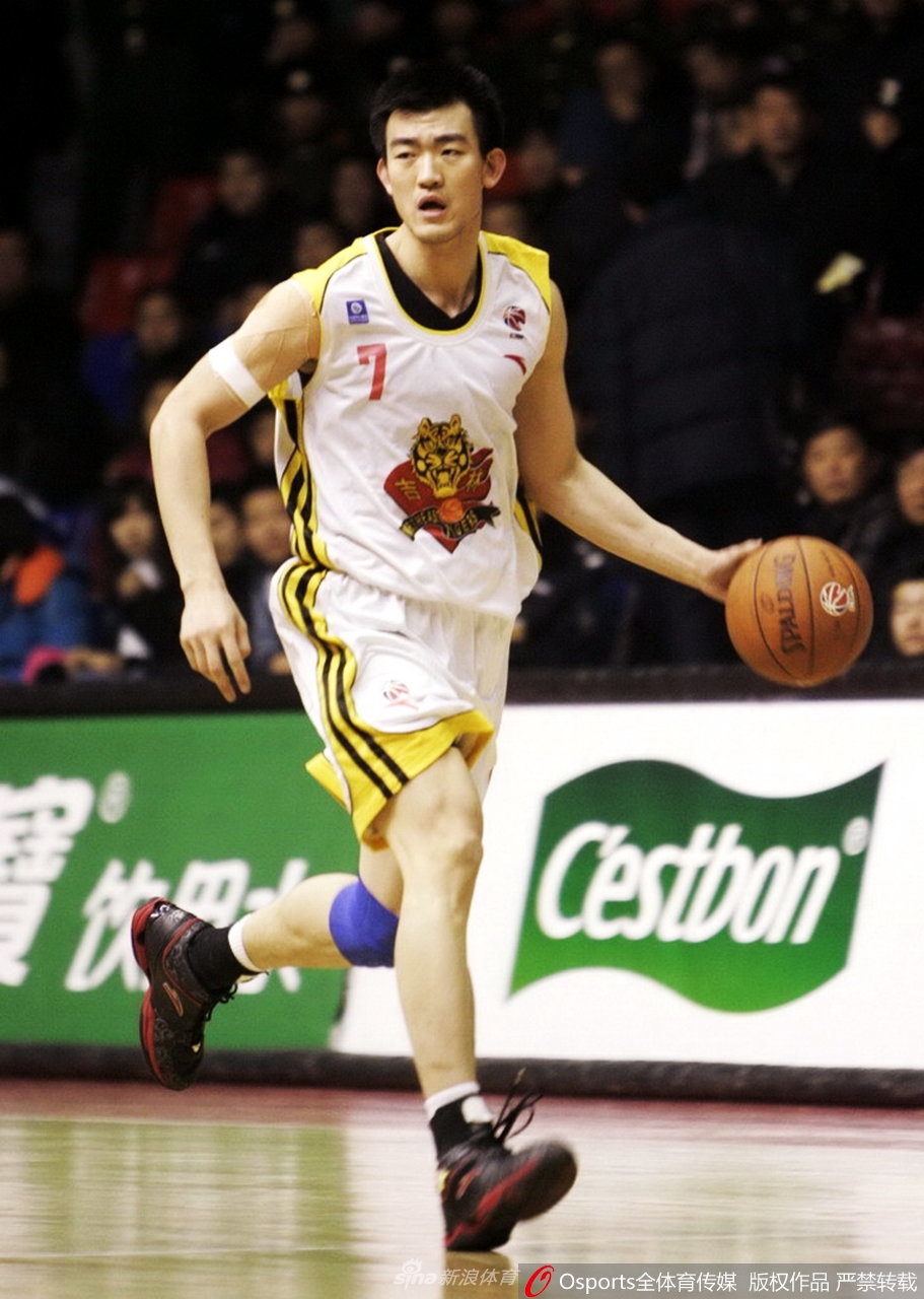 青涩的王博在比赛中露出纯真笑容,那时的篮球很简单,快乐就是在场上每一次奔跑和得分