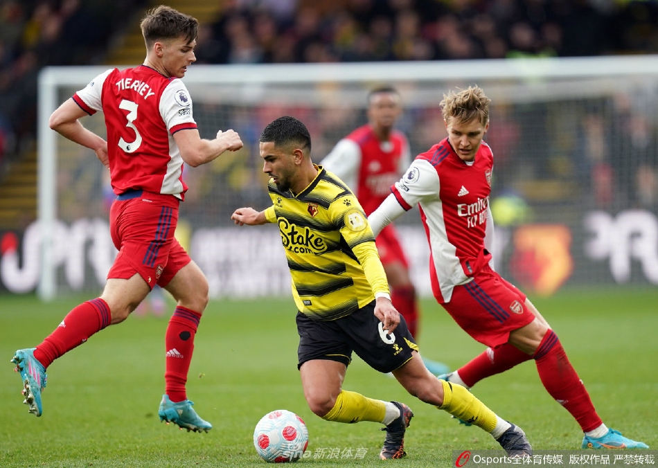 拉姆斯代尔飞身扑救，身体完全舒展，单掌将对手势在必得的射门托出横梁