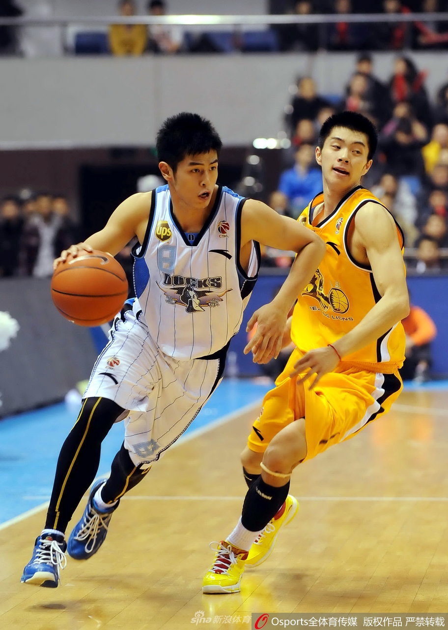 训练场上的方硕面带微笑,汗水浸湿了衣衫,身旁仿佛能感受到马布里注视的目光,那是一个年轻球员在严师庇护下茁壮成长的温馨画面。