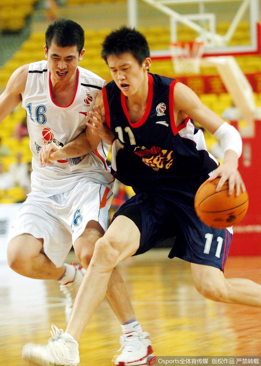 周鹏早年参加活动时的抓拍,穿着一件简单的格子衬衫,发型带着那个时代特有的青涩,笑容干净明亮