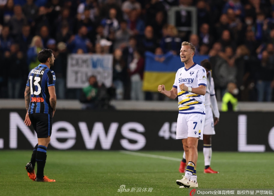 维罗纳全队赛后拥抱庆祝来之不易的客场胜利，团队精神显露无疑