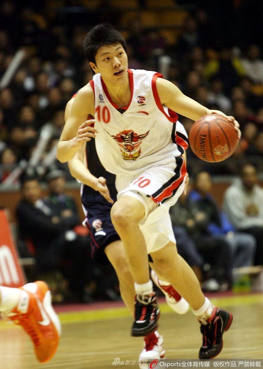 场边的李敬宇身披毛巾，紧咬嘴唇注视着赛场，眼神中透露出不甘与坚毅，那份对胜利的渴望早已深深刻在他的骨子里。