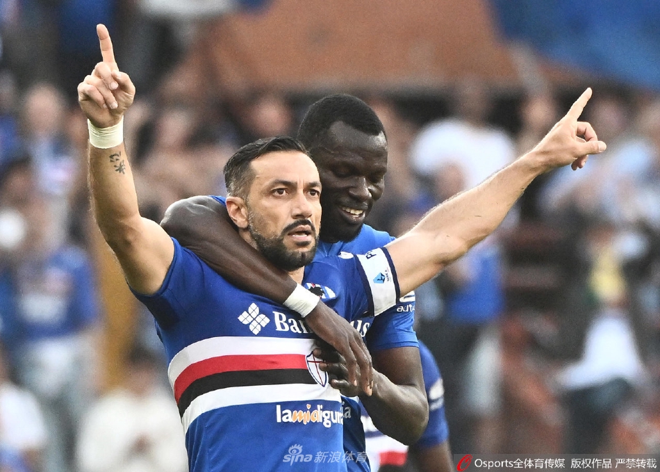 桑普多利亚中场核心萨比里带球突破，眼神坚定地观察队友跑位，指挥进攻