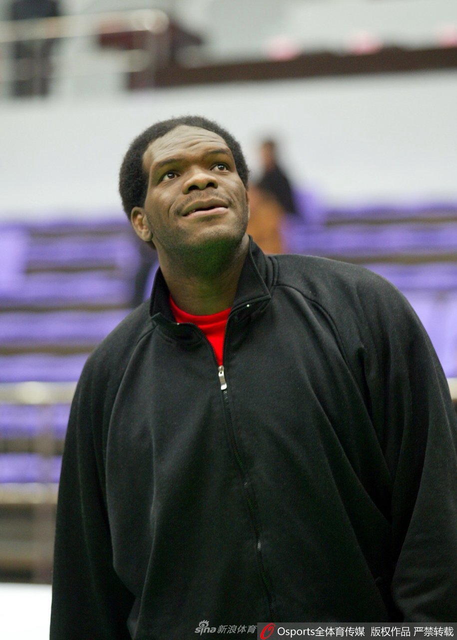 比赛中的盖茨低位持球，背身单打，庞大的身躯像一座山一样压住对手，这是属于他的绝对领域和得分方式。