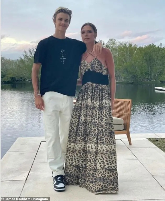 一个引人注目的五层生日蛋糕成为派对焦点，蛋糕设计别致，层叠之间装饰着精美的糖花，旁边是一个由西瓜雕刻而成的艺术品，造型独特，展现了非凡的创意。