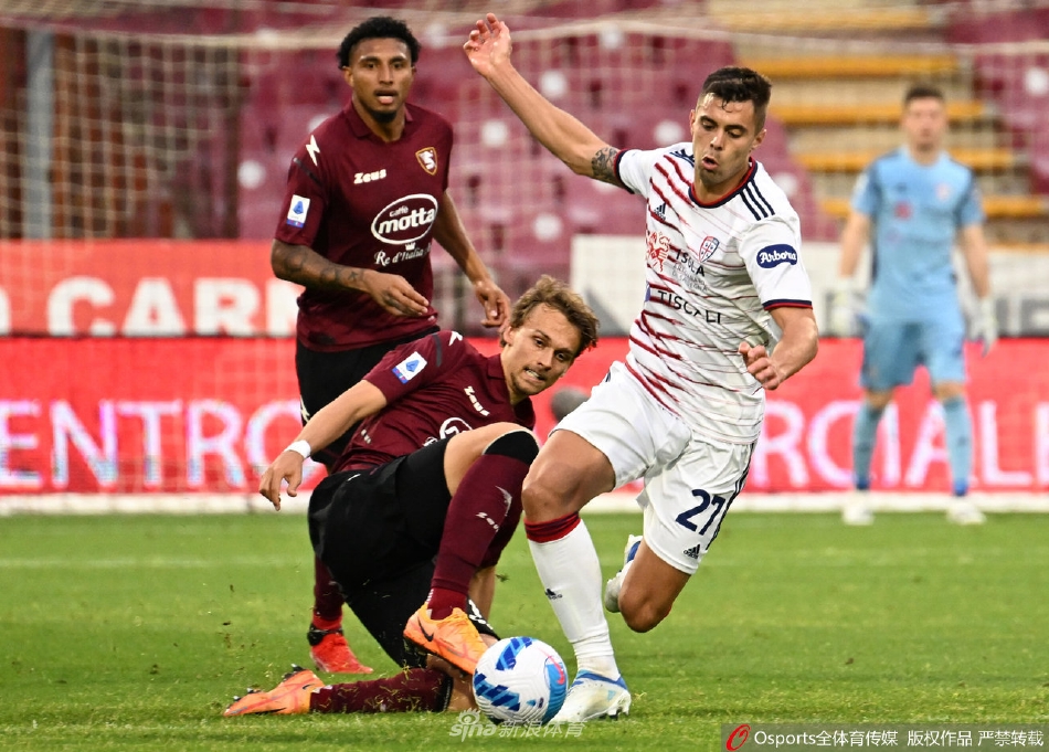 赛后双方球员相互致意，汗水浸透球衣，尽显比赛的艰苦与职业精神