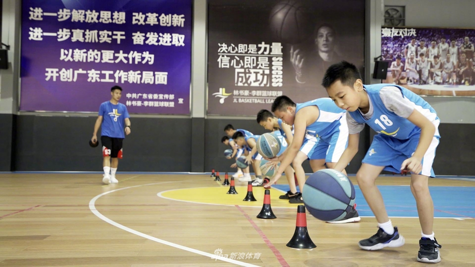 在山区学校崭新的公益球场上，林书豪被一群孩子团团围住，他弯下腰耐心倾听，仿佛将自己从篮球中汲取的力量，正通过这样的对话悄悄注入下一代的心田。