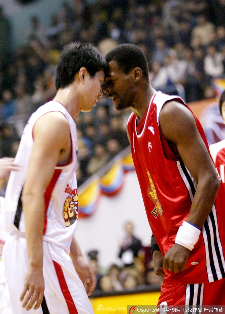 罗德运球突破,身形矫健如猎豹,他鬼魅般的速度和出其不意的抢断,让他在赛场上赢得了“灵猫”的美誉。