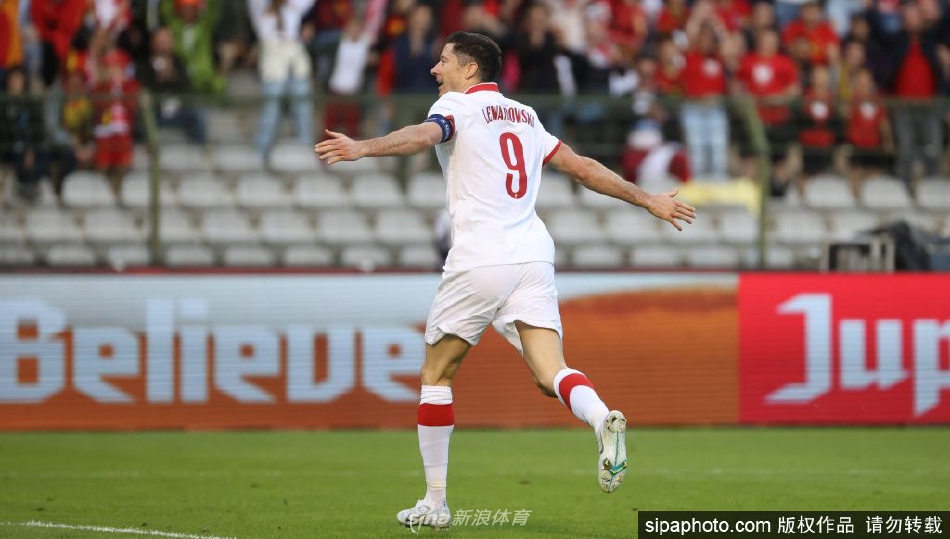 莱万多夫斯基身穿波兰国家队战袍，在进球后紧握双拳面向看台激情庆祝